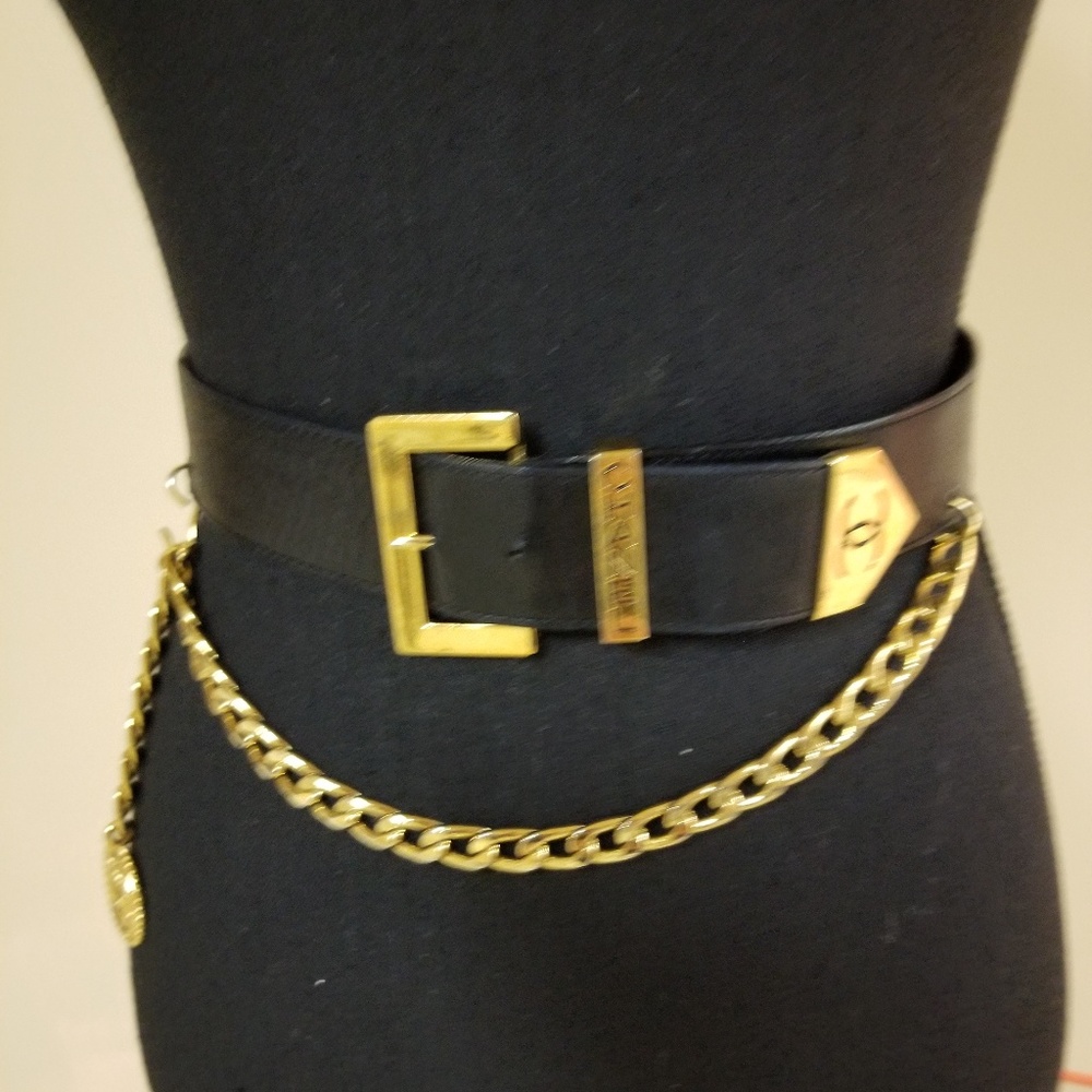 CHANEL Black leather belt with gold chain accent